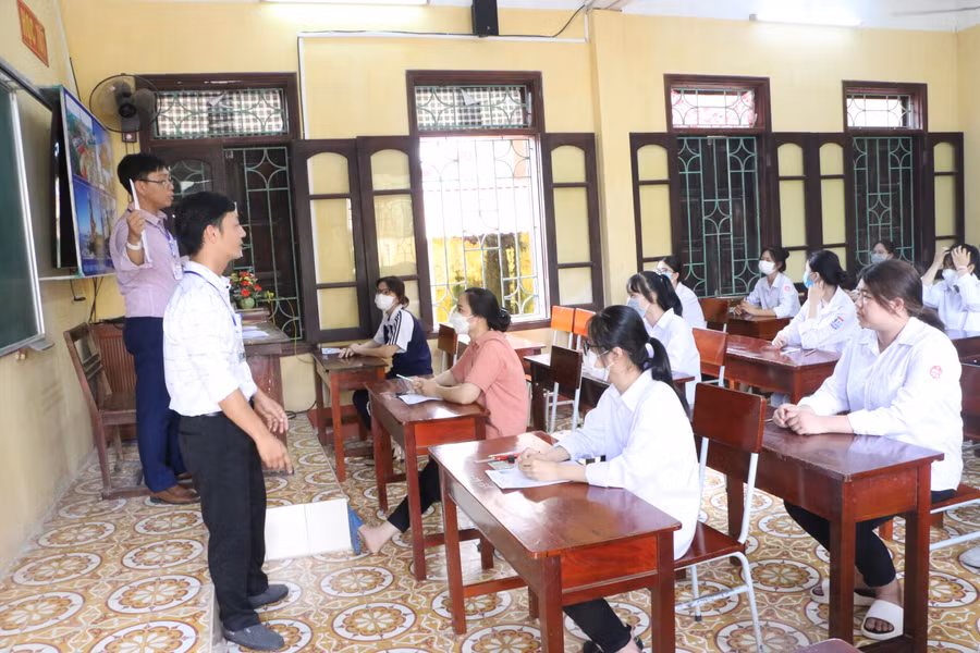 Các thí sinh nghe cán bộ coi thi dặn dò về quy chế thi. Các thí sinh nghe cán bộ coi thi dặn dò về quy chế thi.