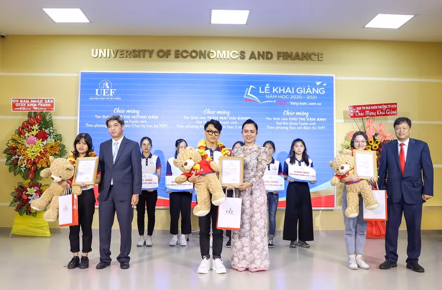 Ba thủ khoa đầu vào của UEF nhận học bổng 100% học phí năm học đầu tiên