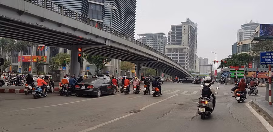 Lạ kỳ phố Hà Nội vắng hắt hiu ngày đầu đi làm sau Tết