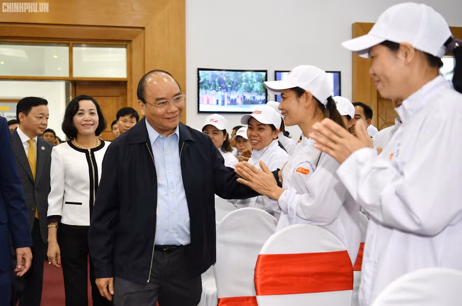 Thủ tướng thăm hỏi người lao động Doveco - Ảnh: VGP/Quang Hiếu. Thủ tướng thăm hỏi người lao động Doveco - Ảnh: VGP/Quang Hiếu.