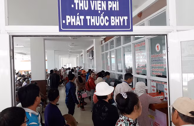Lượng bệnh nhân đông, ghi tay đơn thuốc, các loại giấy tờ tốn nhiều thời gian /// ẢNH: BẮC BÌNH