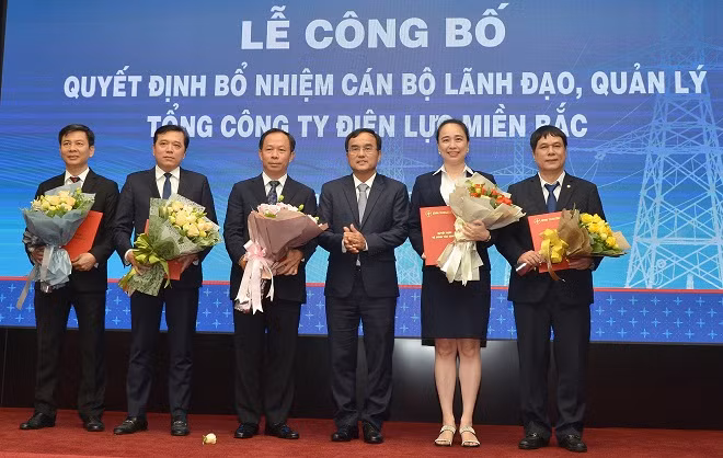 Ông Dương Quang Thành, Chủ tịch HĐTV EVN trao các Quyết định bổ nhiệm cho lãnh đạo EVNNPC. Ảnh: VGP/ Toàn Thắng