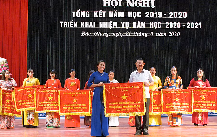 Phó Chủ tịch UBND tỉnh Bắc Giang Lê Ánh Dương trao tặng Cờ thi đua của UBND tỉnh cho đại diện các tập thể có thành tích xuất sắc trong năm học.