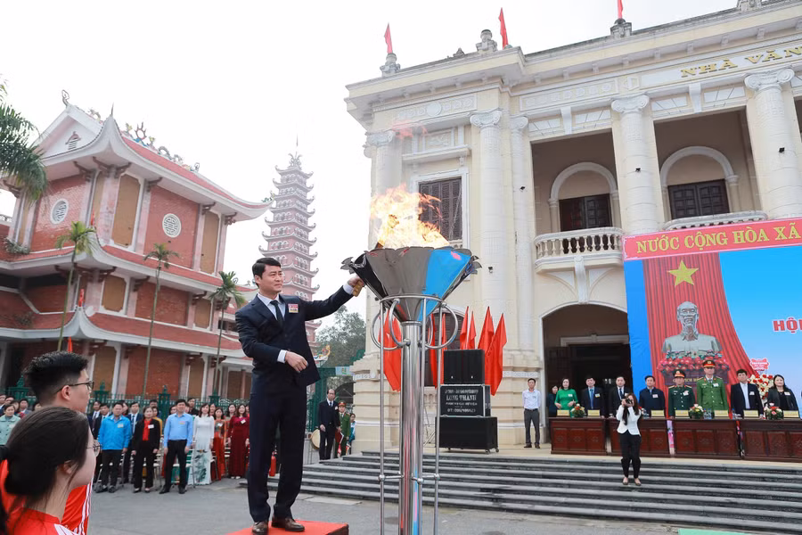 Ngọn lửa truyền thống được thắp lên tại lễ khai mạc Hội khỏe Phù Đổng huyện Hải Hậu năm 2024.