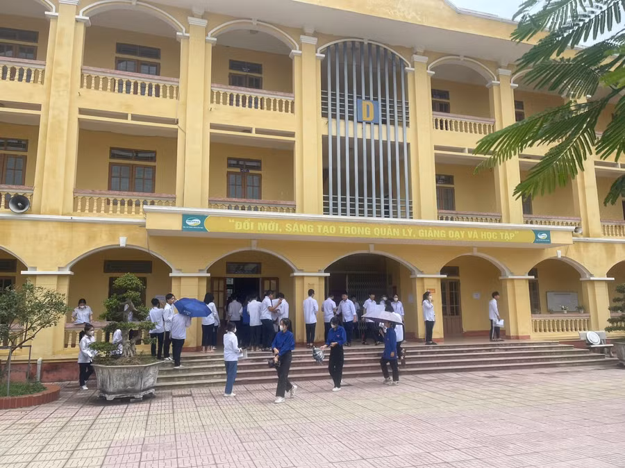 Các thí sinh được đoàn viên thanh niên hướng dẫn chỗ để gửi đồ tư trang cá nhân trước khi lên phòng thi.