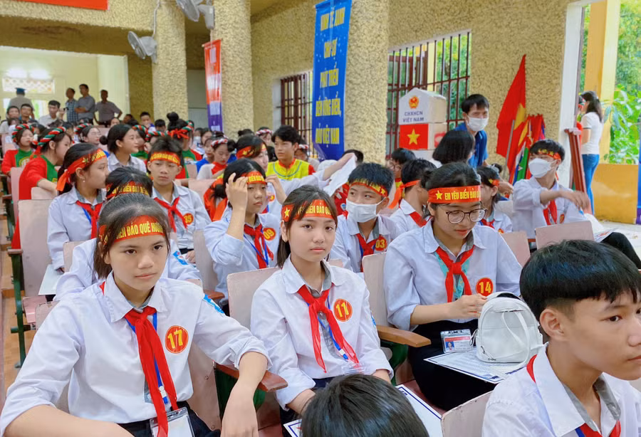 Các em học sinh cùng lắng nghe câu hỏi của chương trình về biển đảo quê hương.