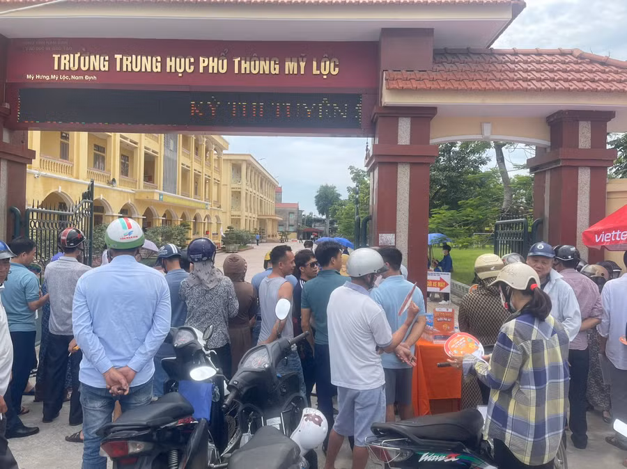 Các phụ huynh đưa con đến điểm thi từ khá sớm.