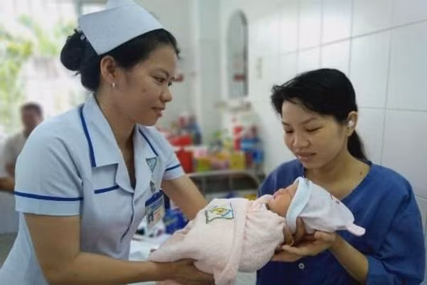 Mổ cấp cứu cho mẹ Cần Thơ, bác sĩ choáng khi thấy thai nhi ảnh 1 mo cap cuu cho me can tho, bac si choang khi day ron be that nut nhu toc tet - 3