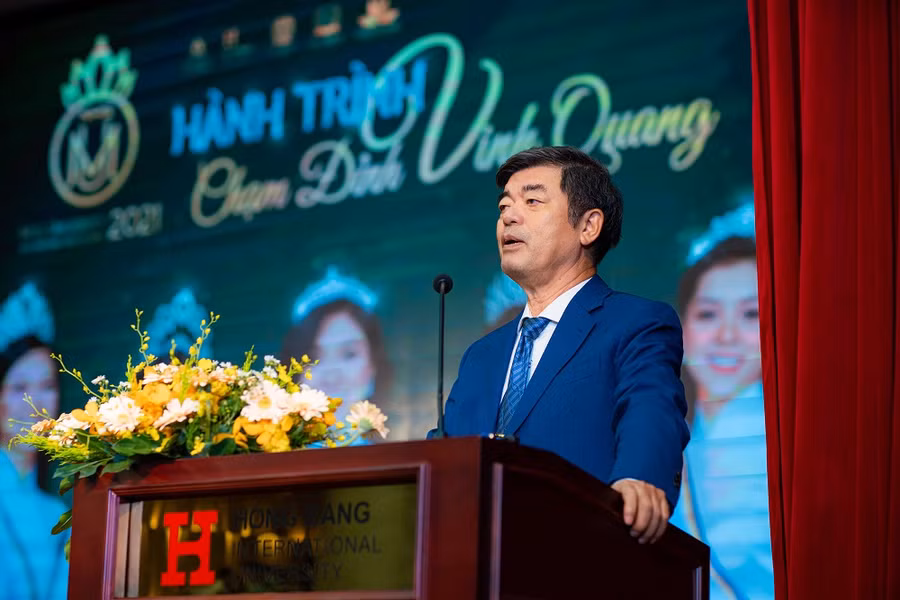 PGS.TS Thái Bá Cần – Phó TGĐ Tập đoàn Giáo dục Nguyễn Hoàng phát biểu tại họp báo.