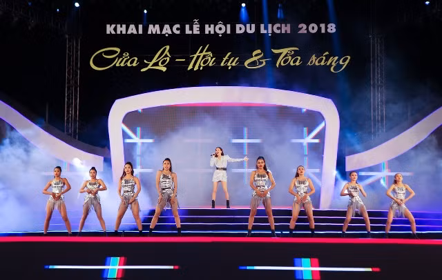 Màn biểu diễn của ca sĩ Hồ Ngọc Hà tại đêm khai mạc lễ hội