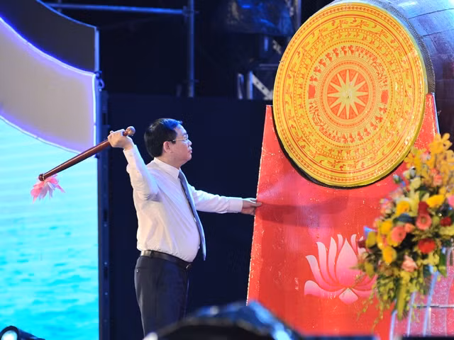 Phó Thủ tướng Chính phủ Vương Đình Huệ đánh trống khai hội du lịch biển Cửa Lò 2018