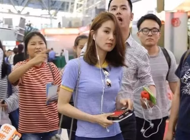 Học street style Lưu Thi Thi để "ăn gian" cả chục tuổi