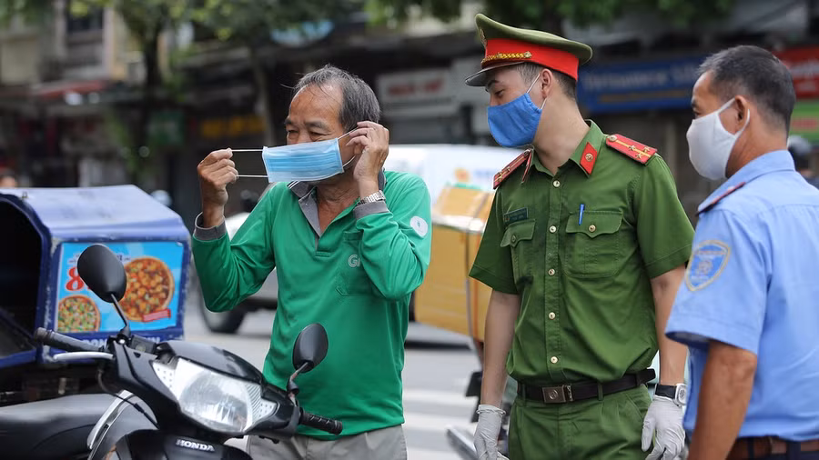 Các lựu lượng chức năng Hà Nội xử phạt nghiêm các trường hợp ra khỏi nhà khi không cần thiết và không đeo khẩu trang
