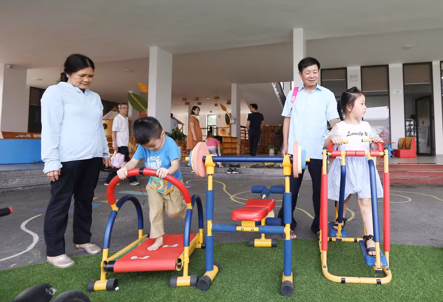 Gia đình, nhà trường cần tạo cơ hội để trẻ trải nghiệm. Ảnh: Thế Quang