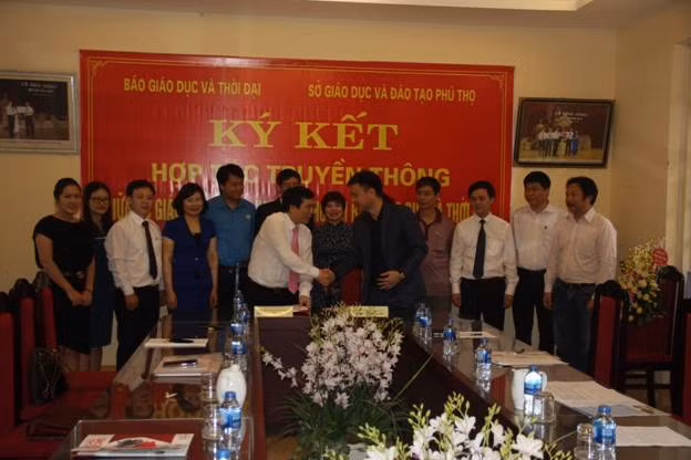Tổng Biên tập Báo Giáo dục và Thời đại và Giám đốc Sở GD&ĐT Phú Thọ Nguyễn Minh Tường ký kết biên bản ghi nhớ Tổng Biên tập Báo Giáo dục và Thời đại và Giám đốc Sở GD&ĐT Phú Thọ Nguyễn Minh Tường ký kết biên bản ghi nhớ