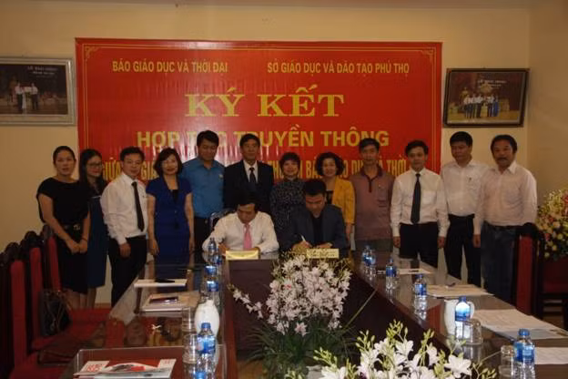 Đại diện Công đoàn Giáo dục Việt Nam, cùng các phòng, ban của hai đơn vị chứng kiến lễ ký kết Đại diện Công đoàn Giáo dục Việt Nam, cùng các phòng, ban của hai đơn vị chứng kiến lễ ký kết