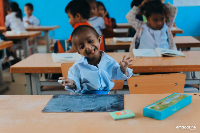 Chuyện cổ tích có thật về người thầy hiệu trưởng - “cha nuôi” của cậu bé tí hon 10 tuổi nặng 3,9 kg ảnh 20 Chuyện cổ tích có thật về người thầy hiệu trưởng - “cha nuôi” của cậu bé tí hon 10 tuổi nặng 3,9 kg ảnh 20