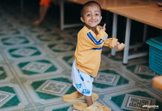 Chuyện cổ tích có thật về người thầy hiệu trưởng - “cha nuôi” của cậu bé tí hon 10 tuổi nặng 3,9 kg ảnh 3 Chuyện cổ tích có thật về người thầy hiệu trưởng - “cha nuôi” của cậu bé tí hon 10 tuổi nặng 3,9 kg ảnh 3