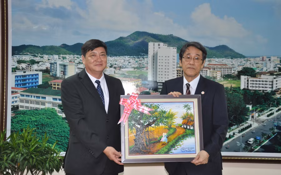 Đại sứ Nhật Bản tại Việt Nam, lãnh đạo UBND tỉnh Bình Định, Trường ĐH Quy Nhơn cắt bang khánh thành Trung tâm Ngôn ngữ và Văn hóa Nhật Bản.