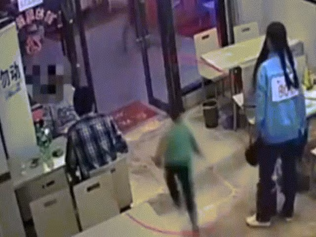 Bà bầu tự dưng thò chân ngáng làm em bé ngã sấp trong nhà hàng 