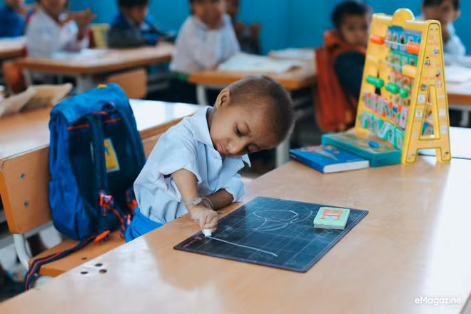 Chuyện cổ tích có thật về người thầy hiệu trưởng - “cha nuôi” của cậu bé tí hon 10 tuổi nặng 3,9 kg ảnh 18 Chuyện cổ tích có thật về người thầy hiệu trưởng - “cha nuôi” của cậu bé tí hon 10 tuổi nặng 3,9 kg ảnh 18