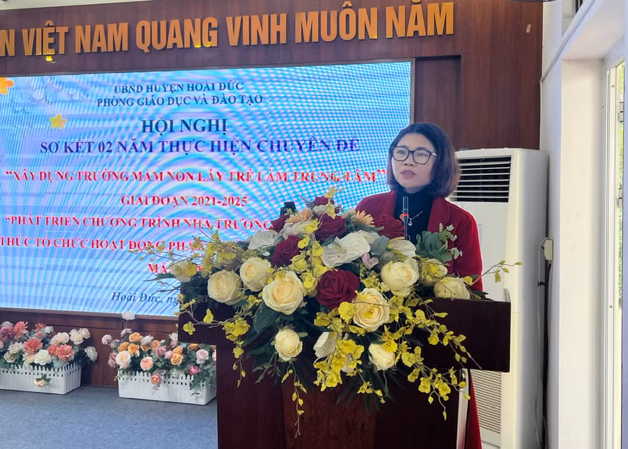 Bà Nguyễn Thị Quyên - Chuyên viên Phòng GD&amp;ĐT Hoài Đức nêu báo cáo sơ kết tại hội nghị.