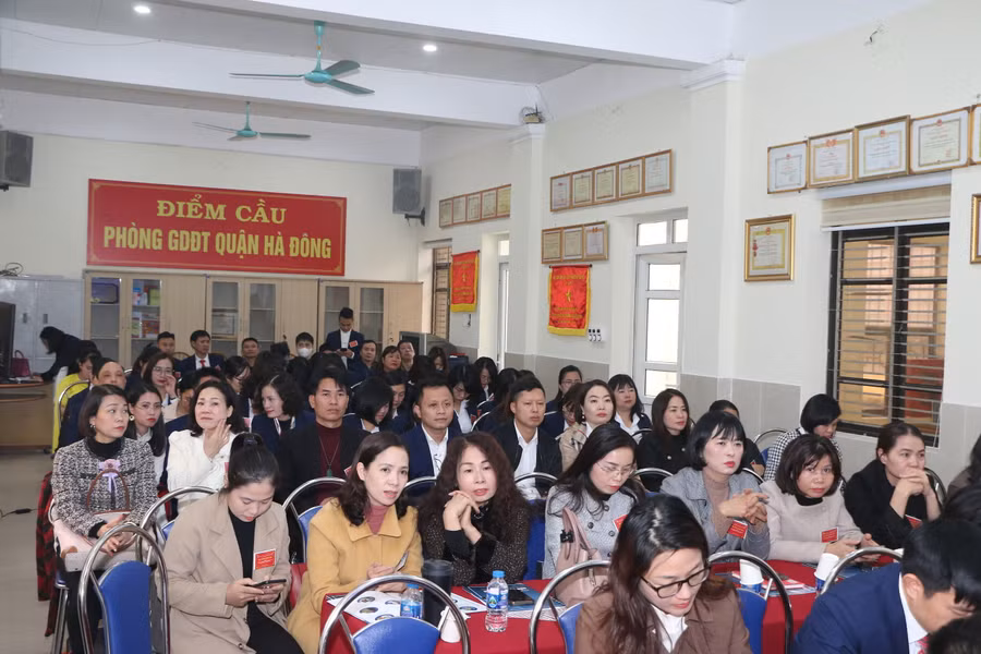 Hội thảo có sự góp mặt của đông đảo CBQL giáo dục quận Hà Đông và khách mời.
