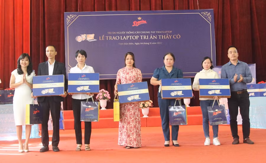 Đại diện nhãn hàng bánh quy bơ Danisa và Báo Giáo dục và Thời đại trao Laptop cho giáo viên có hoàn cảnh khó khăn ở Điện Biên.