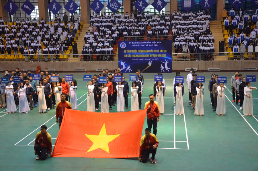 Quang cảnh Lễ Khai mạc Hội thao truyền thống và Giải cầu lông ngành Giáo dục mở rộng năm 2022.