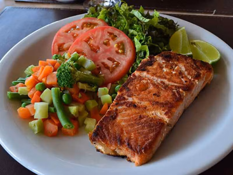 Cá hồi: Cá hồi có hàm lượng omega-3 cao cũng như các axit béo chống viêm có thể làm giảm nguy cơ tử vong vì bệnh tim tới gần 33%. Nó cũng giúp giảm nguy cơ bị viêm khớp.