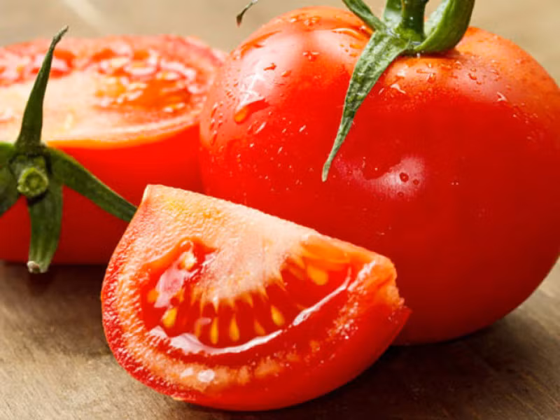 Cà chua: Cà chua có chứa chất chống oxy hoá được gọi là lycopene, giúp bảo vệ DNA của chúng ta khỏi những tổn thương có thể dẫn đến ung thư vú, tử cung, phổi, dạ dày và tuyến tiền liệt. Thêm cà chua vào hầu hết các món ăn của bạn để tận dụng những lợi ích của nó. Đây là một trong những loại thực phẩm tốt nhất cho phụ nữ.