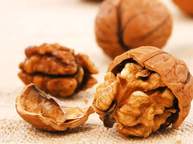 Quả óc chó: Óc chó có chứa chất chống oxy hoá và axit béo omega-3. Người ta phát hiện ra rằng ăn quả óc chó mỗi ngày sẽ giúp cải thiện lưu thông máu đến tim. Đồng thời có khả năng làm chậm sự phát triển của ung thư vú.