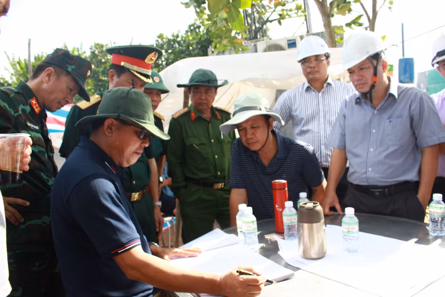 Lãnh đạo tỉnh Đồng Tháp bàn phương án kéo trụ bê tông lên.