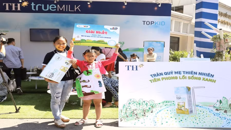 Bé Phạm Linh Giang (9 tuổi) giành giải nhất trong cuộc thi trang trí túi vải Canvas. “Nhận thức được tầm quan trọng của môi trường, 2 năm nay, cuối tuần nào hai mẹ con tôi cũng lên hồ Gươm để vừa tập thể dục, vừa dọn rác xung quanh hồ và tham gia các hoạt động môi trường như TH đang làm”, mẹ của bé Linh chia sẻ