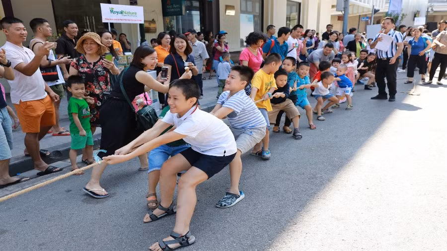 Bên cạnh đó, các bé còn được tham dự nhiều trò chơi hấp dẫn và khỏe mạnh khác như nhảy bao bố, kéo co, nhảy theo nhạc… Đây là những phút giây thực sự vui vẻ, thoải mái và bổ ích dành cho cả gia đình