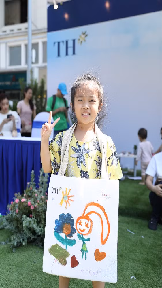 Ngoài việc sử dụng ống hút sinh học vẽ tranh về đề tài môi trường, các em nhỏ còn được phát miễn phí túi vải Canvas trắng để tự mình trang trí lên đó. Với những chiếc túi vải này, các bé và bố mẹ có thể sử dụng để thay thế cho túi nilon, góp phần thay đổi thói quen của người Việt, giảm gánh nặng ô nhiễm nhựa cho đất nước