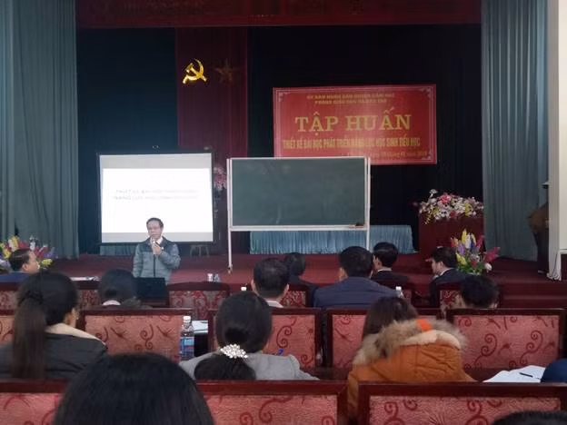 Giáo sư, Tiến sỹ Bùi Hữu Hợp truyền đạt các nội dung cho các giáo biên và cán bộ quản lý