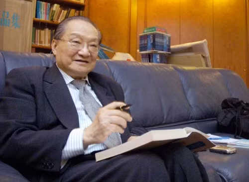 Chân dung nhà văn Kim Dung. Ảnh: BB.