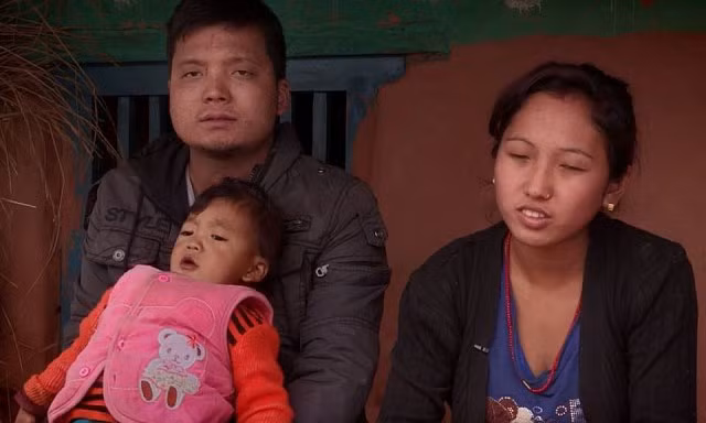 Bé trai Nepal mọc cánh tay ở... lưng - Hình 3