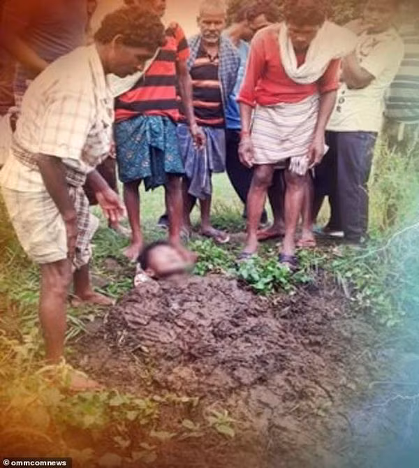 Binod được người dân đắp phân bò lên người sau khi bị sét đánh.