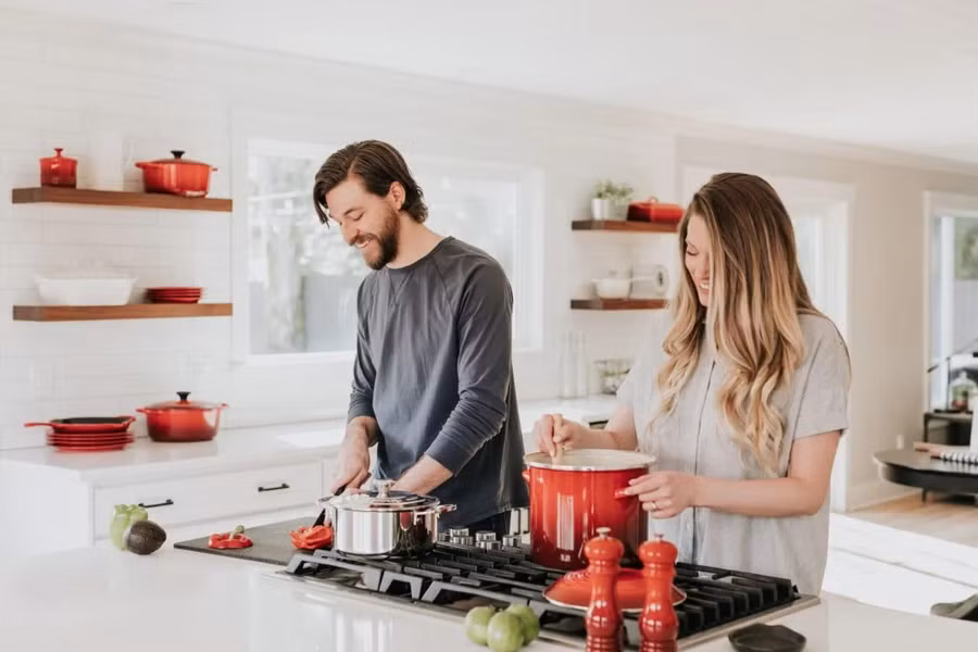 Có một người bạn trong hôn nhân có thể giúp gia tăng sự tha thứ trong mối quan hệ. (Ảnh: ITN). Có một người bạn trong hôn nhân có thể giúp gia tăng sự tha thứ trong mối quan hệ. (Ảnh: ITN).
