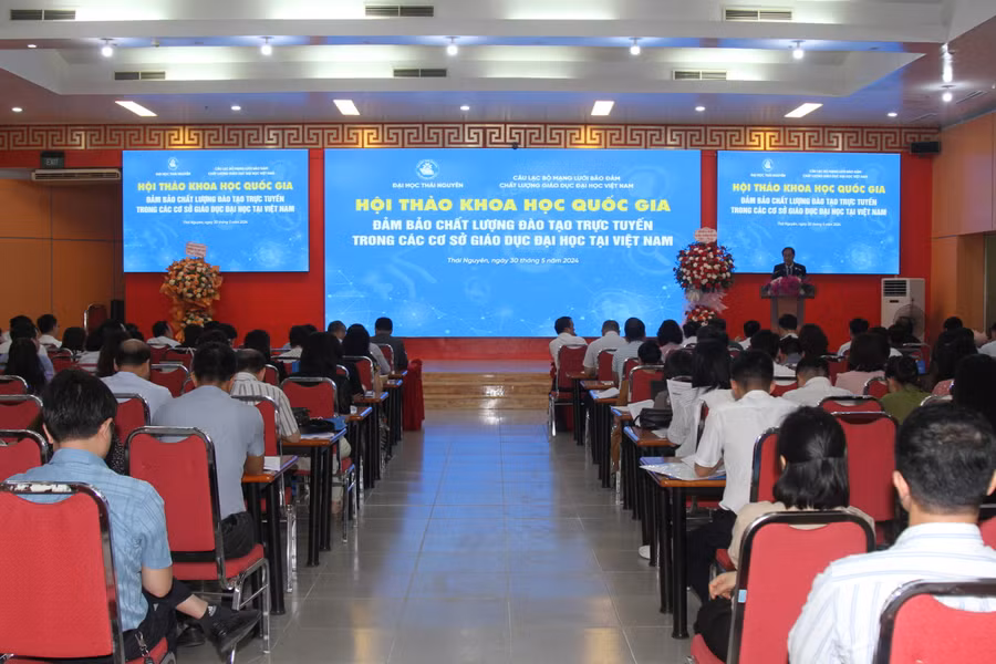 Các đại biểu tham dự Hội thảo khoa học Quốc gia về "Đảm bảo chất lượng đào tạo trực tuyến trong các cơ sở giáo dục đại học tại Việt Nam". Các đại biểu tham dự Hội thảo khoa học Quốc gia về "Đảm bảo chất lượng đào tạo trực tuyến trong các cơ sở giáo dục đại học tại Việt Nam".