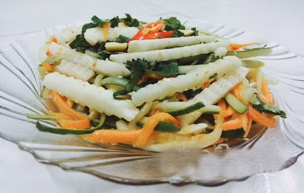 Món nộm củ đậu phổ biến trong bữa ăn gia đình Việt. Món nộm củ đậu phổ biến trong bữa ăn gia đình Việt.