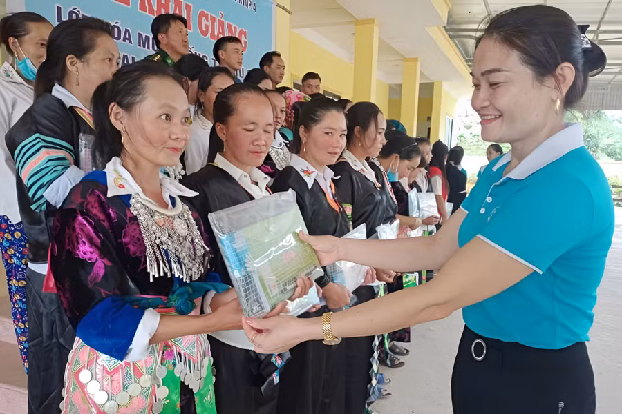 Hội Liên hiệp phụ nữ huyện Quế Phong (Nghệ An) trao sách vở, tài liệu học tập cho học viên lớp xóa mù chữ. (Ảnh: NVCC)