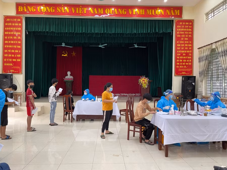 Các em học sinh Trường THCS Thanh Tuyền xếp hàng vào tiêm theo số thứ tự.