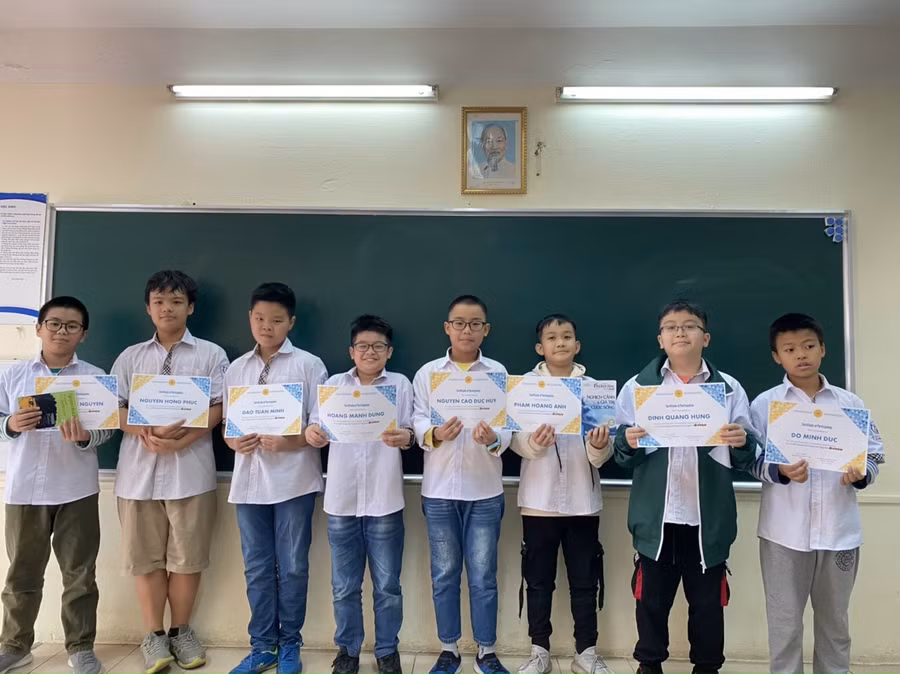 Những học sinh tích cực nhất trong Dự án "2 phút tiếng Anh mỗi ngày" được cô Sinh trao thưởng theo từng tháng. Ảnh: NVCC.