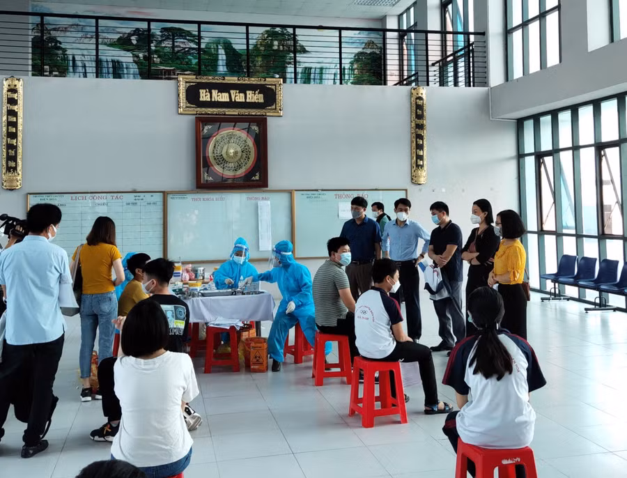 Công tác tiêm chủng tại Trường THPT Chuyên Biên Hòa được thực hiện theo đúng kế hoạch.