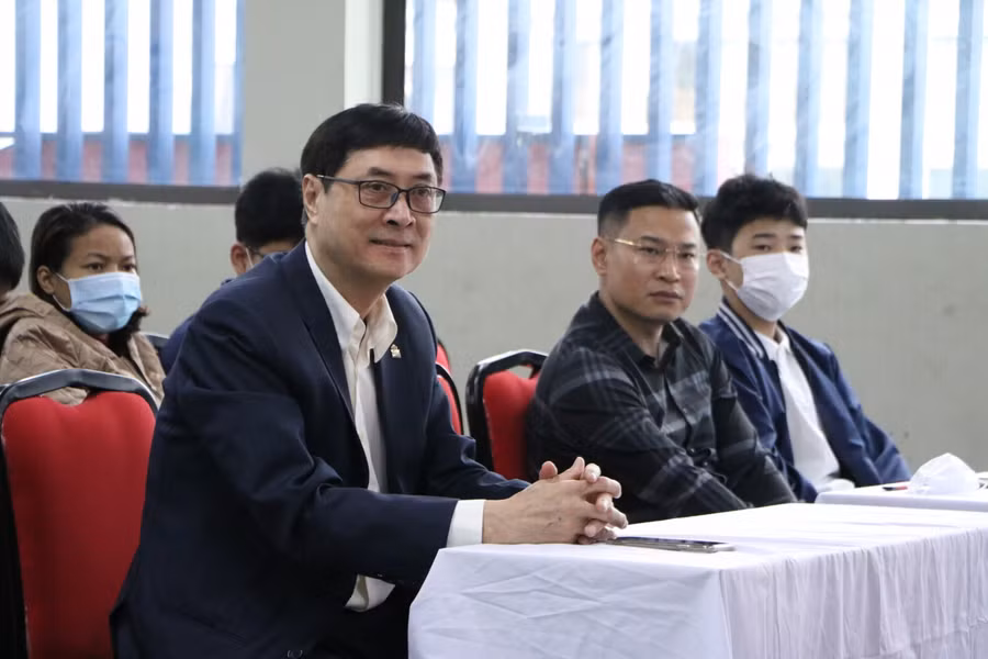 Thầy Nguyễn Quốc Bình - Hiệu trưởng Trường THCS-THPT Lương Thế Vinh tại buổi tọa đàm cùng phụ huynh và học sinh.