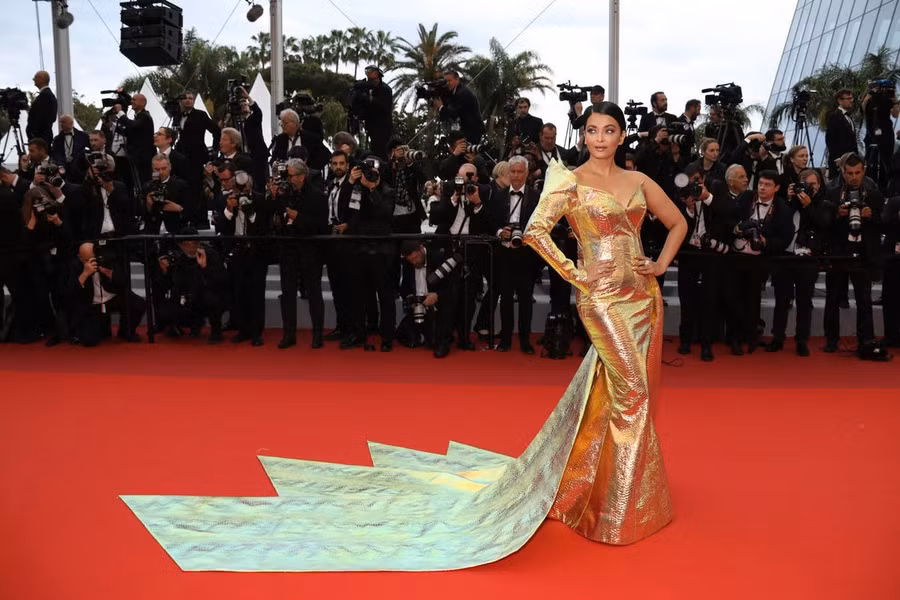 Chẳng cần chiêu trò “hở da thịt”, 25 bộ cánh này vẫn được công nhận là đỉnh nhất Cannes 2019 - Ảnh 7. Chẳng cần chiêu trò “hở da thịt”, 25 bộ cánh này vẫn được công nhận là đỉnh nhất Cannes 2019 - Ảnh 7.