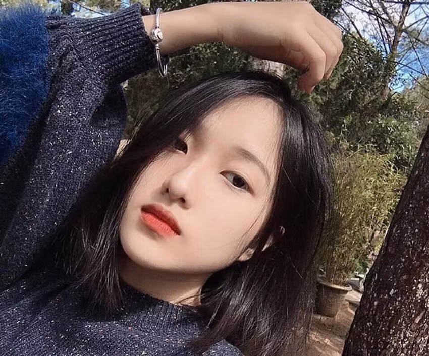 Việt Thương thường đăng những bức ảnh măt mộc hoặc trang điểm nhẹ lên trang cá nhân. Vẻ ngây thơ, trong sáng của Việt Thương nhận được không ít lời khen từ cư dân mạng.